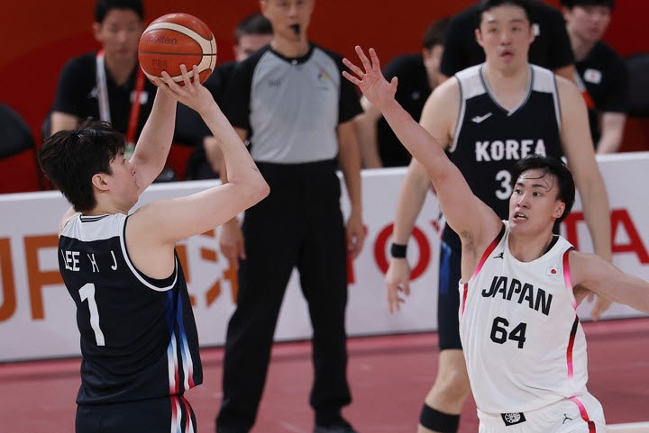 20일 일본 나고야 아이치 인터내셔널 아레나에서 열린 2026 아이치·나고야 아시안게임 남자 농구 결승전 대한민국 대 일본의 경기. 이현중이 3점슛을 성공시키고 있다. 사진=연합뉴스
