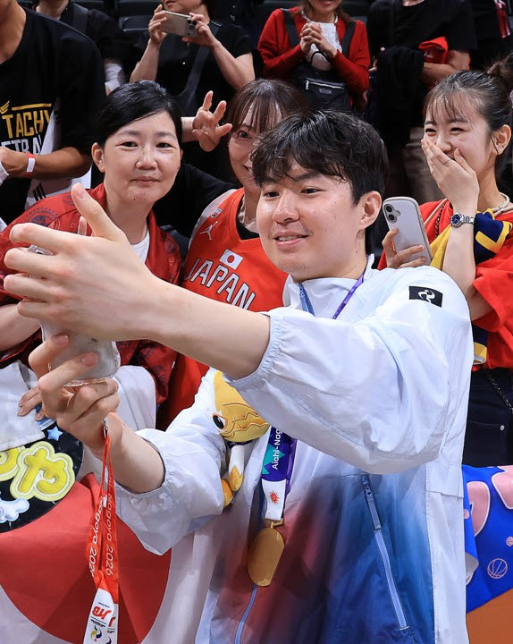 20일 일본 나고야 아이치 인터내셔널 아레나에서 열린 2026 아이치·나고야 아시안게임 남자 농구 시상식. 한국 이현중이 시상식 후 팬들과 사진을 찍고 있다. 사진=연합뉴스