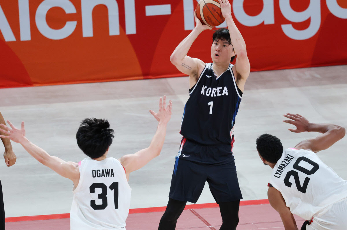 20일 일본 나고야 아이치 인터내셔널 아레나에서 열린 2026 아이치·나고야 아시안게임 남자 농구 결승전 대한민국 대 일본의 경기. 한국 이현중이 3점슛을 성공시키고 있다. 사진=연합뉴스
