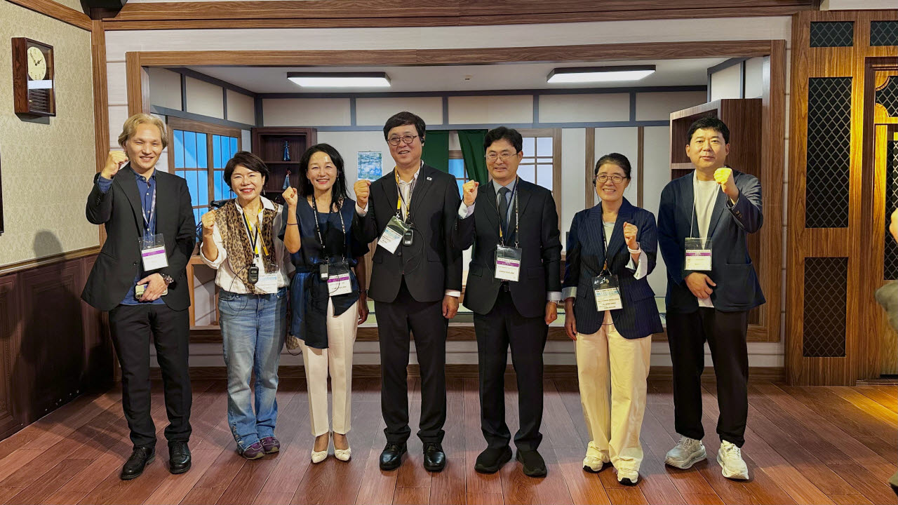 넥슨 일본법인 안수현 실장(왼쪽부터), 국민의힘 조은희 의원, 더불어민주당 이재정 의원, 최휘영 문화체육관광부 장관, 더불어민주당 이정문 의원, 정순임 문화체육관광위원회 수석전문위원, 넥슨코리아 김용대 부사장 (사진=넥슨게임즈)