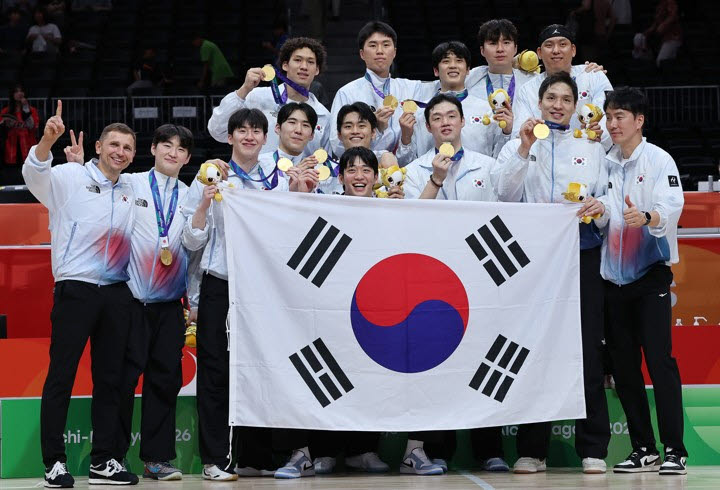 20일 일본 나고야 아이치 인터내셔널 아레나에서 열린 2026 아이치·나고야 아시안게임 남자 농구 시상식. 금메달을 획득한 한국 대표팀이 기념촬영을 하고 있다. 사진=연합뉴스