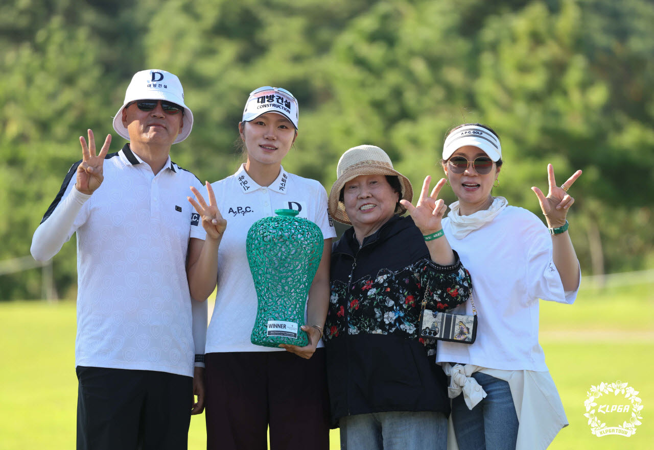 김민선과 할머니.(사진=KLPGA 제공)