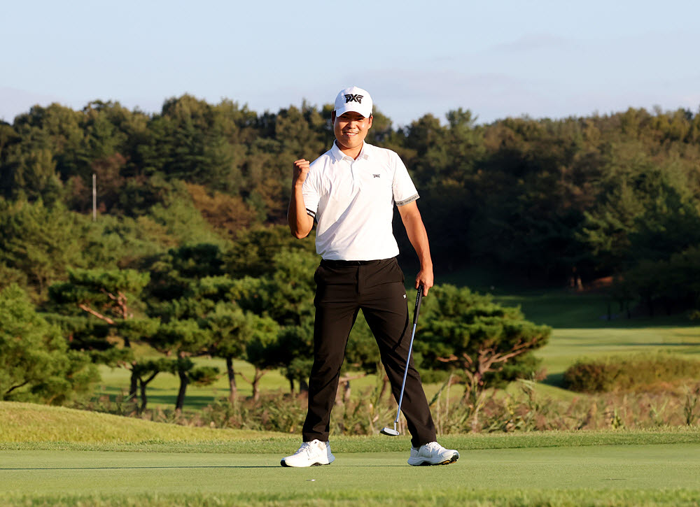 신상훈이 20일 경북 구미시 골프존카운티 선산CC에서 열린 KPGA 투어 골프존 오픈 2차 연장에서 우승을 확정하는 버디 퍼트를 넣은 뒤 주먹을 쥐고 있다. (사진=KPGA)