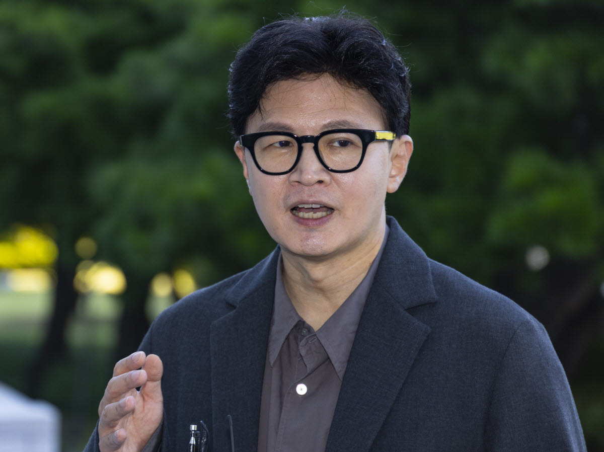 한동훈 무소속 의원이 20일 국회에서 취재진에 김승원 법무부 장관 후보자 사퇴와 관련한 더불어민주당의 대응에 대해 입장을 밝히고 있다 (사진=연합뉴스)