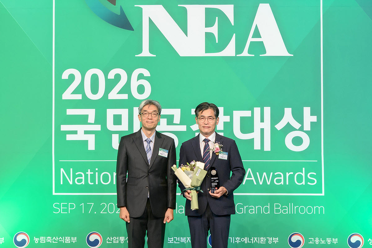 이기재(오른쪽) 양천구청장이 ‘2026 국민공감대상’ 살기좋은 도시 부문 대상을 수상한 뒤 관계자와 기념촬영을 하고 있다. (사진=양천구)