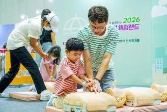 지난 주말 전남광주통합특별시에서 열린 ‘현대모비스 종합안전체험랜드’에 참여한 어린이들이 심폐소생술 안전교육을 받고 있는 모습. (사진=현대모비스)