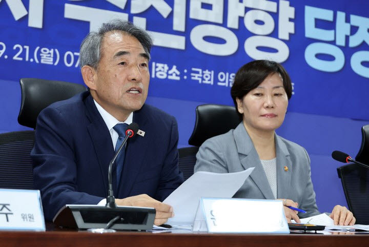 국회 농해수위 더불어민주당 윤준병 정조위원장(왼쪽)이 21일 국회 의원회관에서 열린 농지 전수조사 추진 방향 당정 협의에서 발언하고 있다. 오른쪽은 송미령 농식품주 장관. (사진=연합뉴스)