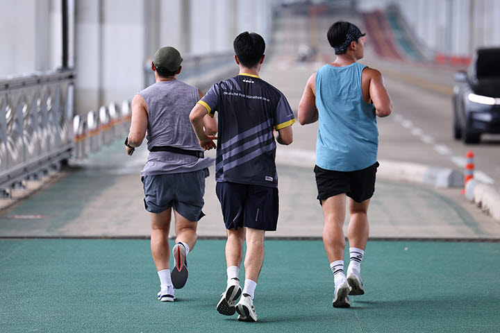 서울 서초구 잠수교에서 시민들이 땀을 흘리며 뛰고 있다. (사진=연합뉴스)