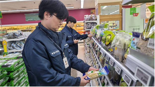 국립농산물품질관리원 직원들이 대형마트에서 판매 중인 쌀의 원산지와 품종, 생산연도 등 양곡 표시 사항을 점검하고 있다. (사진=국립농산물품질관리원)