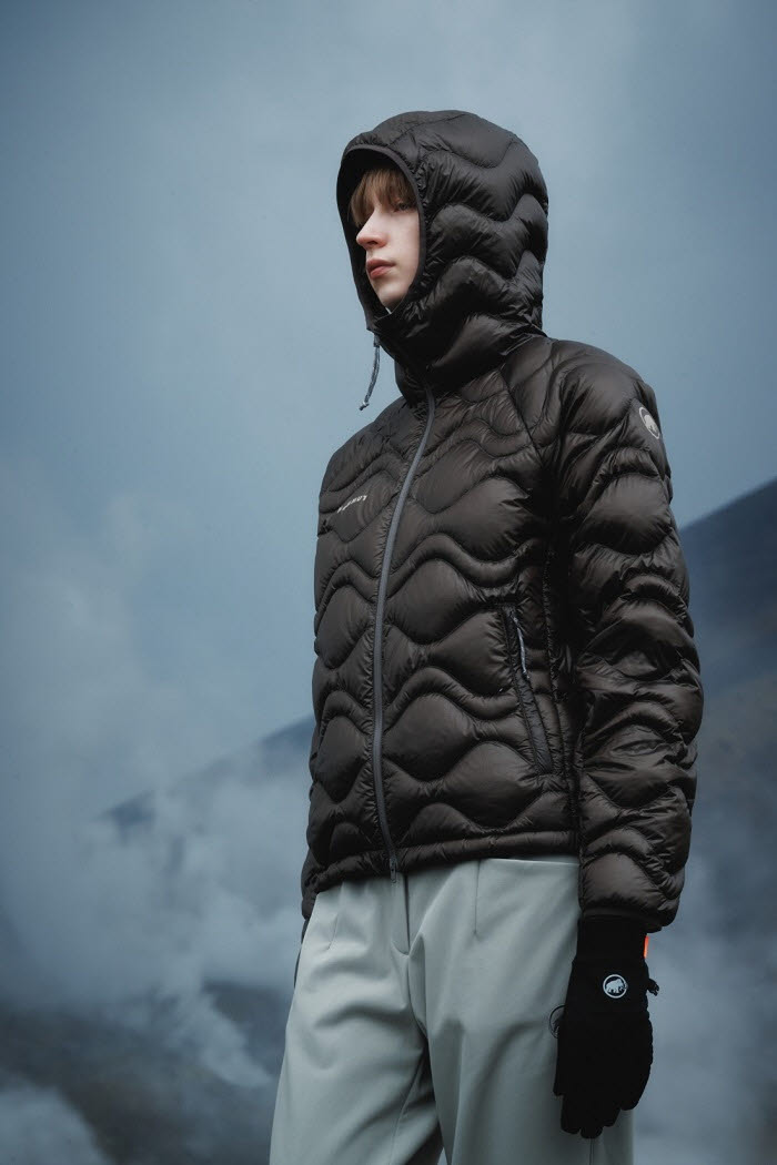 마무트 26FW 캠페인 화보, 여성용 '그레이디언트’ 구스 다운 자켓 착용 (사진=마무트)