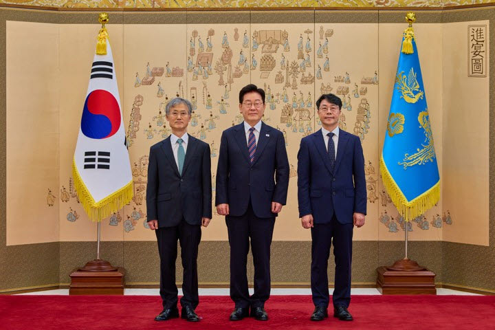 이재명 대통령이 21일 청와대에서 김성수 신임 대법관에게 임명장을 수여하한 뒤 기념촬영을 하고 있다.왼쪽은 조희대 대법원장.(사진=연합뉴스)