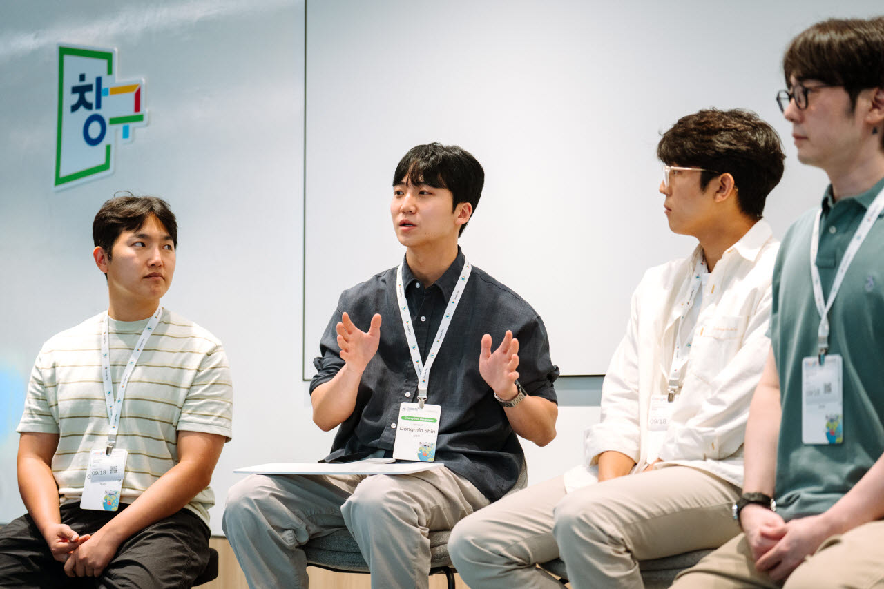 국내 스타트업 팀리미티드(영끌), 너티코드(마이모리), 아뮤즈(월월), 데브언리밋(스파키) 대표들이 지난 18일 한국 취재진들과의 기자간담회를 진행하고 있다. (사진=구글)