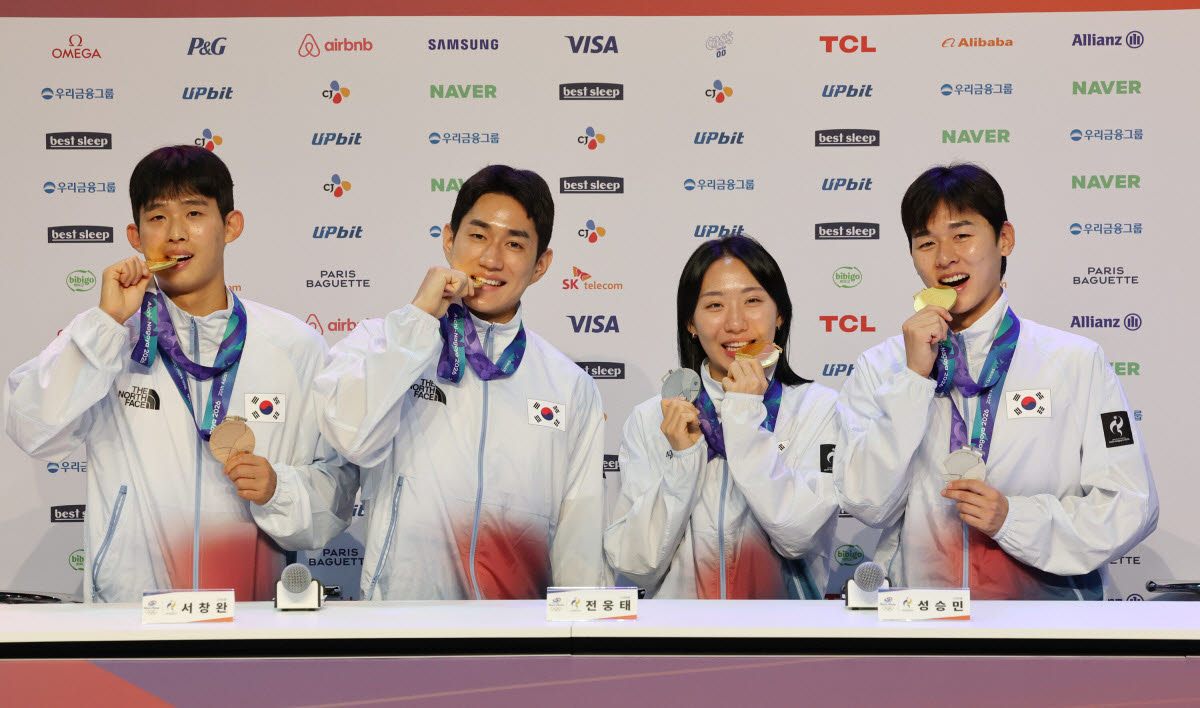 21일 일본 나고야 2026 아이치·나고야 아시안게임 코리아하우스에서 열린 메달리스트 기자회견에서 메달리스트들이 포즈를 취하고 있다. 왼쪽부터 근대5종 이종현, 서창완, 전웅태, 성승민 선수. 사진=연합뉴스