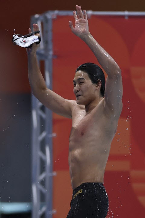 21일 도쿄 아쿠아틱스 센터에서 열린 2026 아이치·나고야 아시안게임 수영 남자 50m 자유형 예선. 대회 신기록을 수립한 한국 김영범이 경기를 마친 후 관중을 향해 손을 흔들고 있다.(사진=연합뉴스)