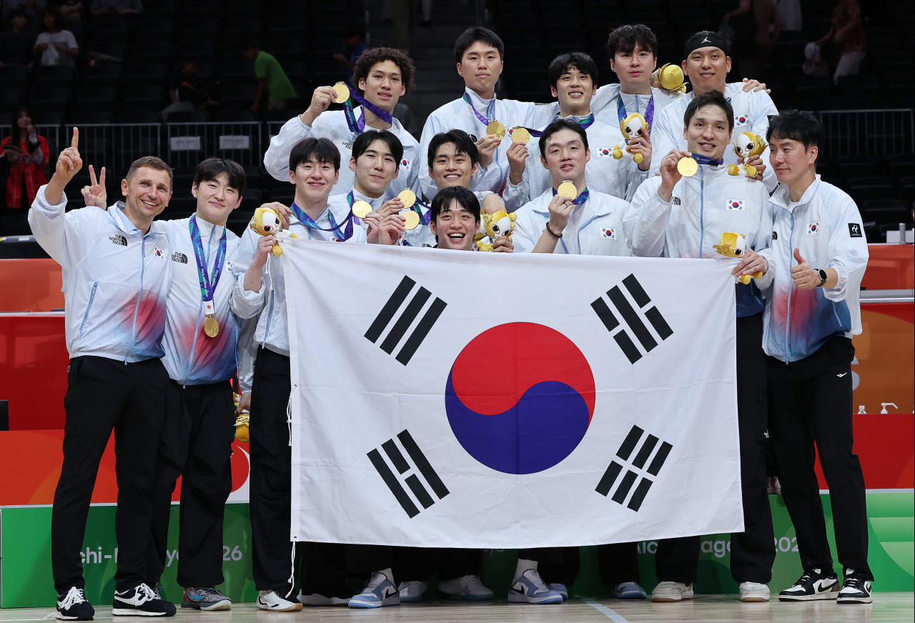 지난 20일 일본 나고야 아이치 인터내셔널 아레나에서 열린 2026 아이치·나고야 아시안게임 남자 농구 시상식에서 금메달을 획득한 한국 대표팀이 기념촬영을하고 있다. (사진=연합뉴스)
