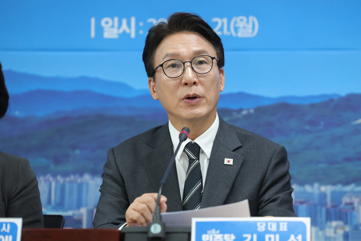 김민석 더불어민주당 대표가 21일 오전 경기도 의정부시 경기도북부청사에서 열린 제16차 경기 최고위원회의에서 발언하고 있다.(사진=연합뉴스)