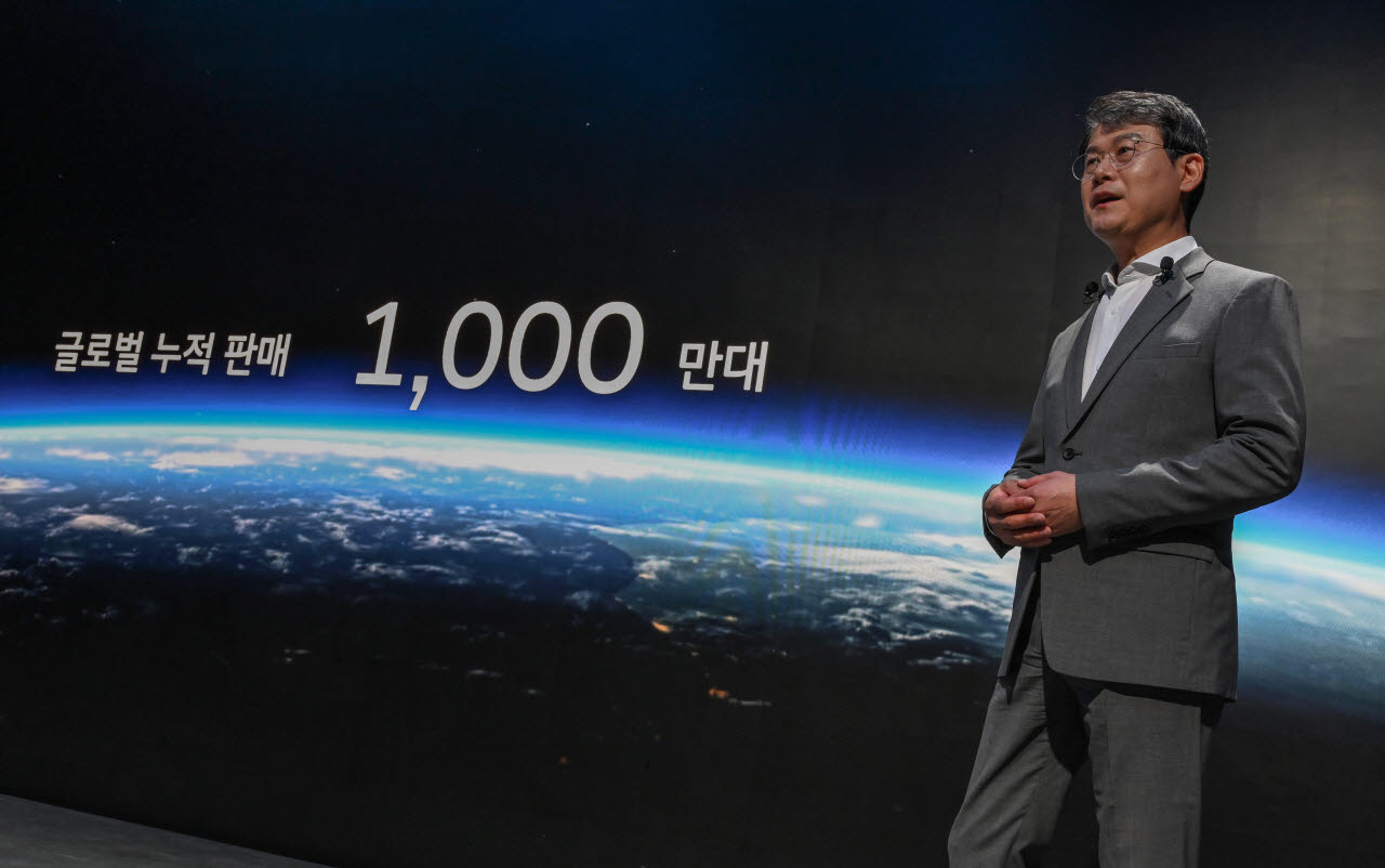 18일 ‘CJ ENM 스튜디오 센터’에서 진행한 ‘디 올 뉴 투싼 미디어 데이’에서 현대차 국내사업본부장 윤효준 전무가 환영사를 하고 있는 모습. (사진=현대차)