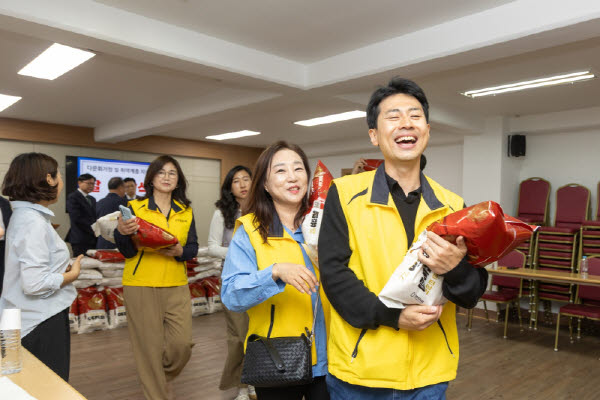 IPARK현대산업개발, 용산 다문화 가정에 쌀 기부·배달 봉사