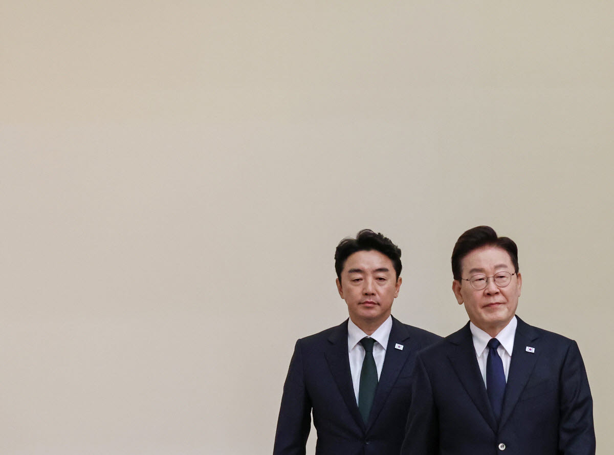 이재명 대통령과 강훈식 비서실장이 지난 3일 청와대에서 수석보좌관회의에 입장하고 있다. (사진=연합뉴스)