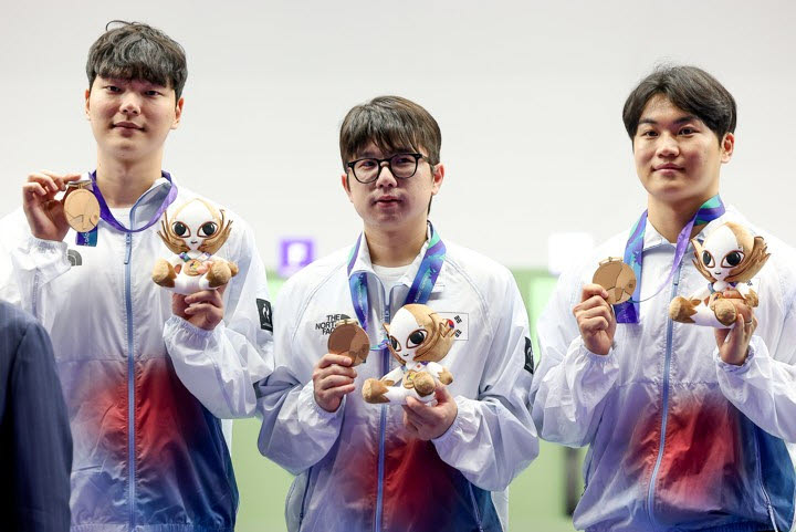 21일 일본 아이치현 종합 사격장에서 열린 2026 아이치·나고야 아시안게임 사격 남자 10m 공기소총 단체전 시상식에서 동메달을 획득한 대표팀 선수들이 시상대에 올라 있다. 왼쪽부터 신민기, 박하준, 권협준. 사진=연합뉴스