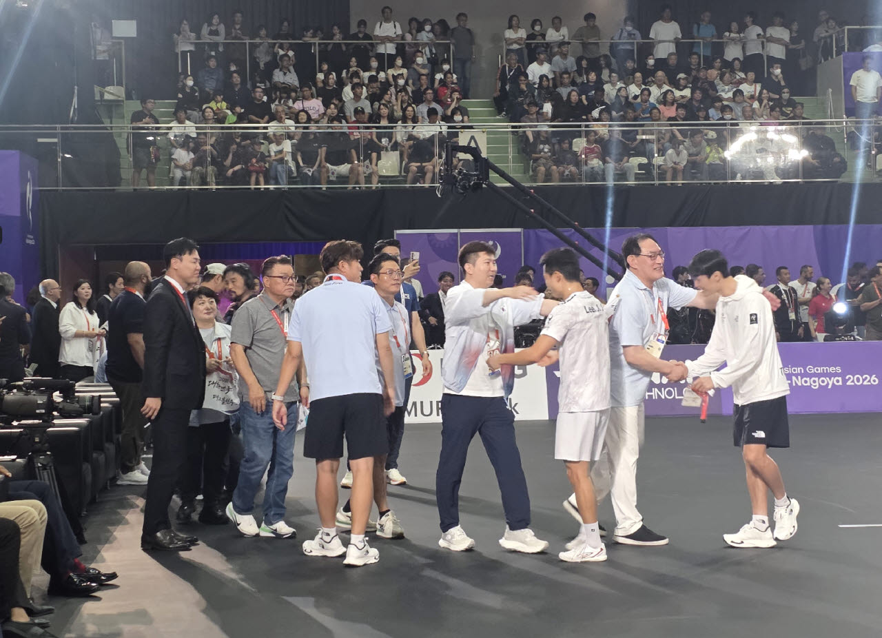 유승민 대한체육회장이 아시안게임 금메달을 차지한 테크볼 국가대표 이준석과 국가대표 선수단을 격려하고 있다. 사진=대한체육회