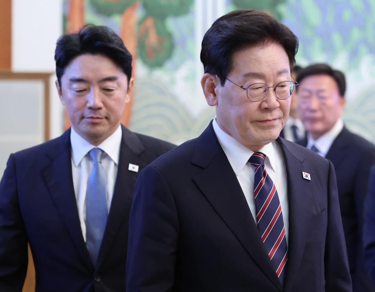이재명 대통령과 강훈식 비서실장이 21일 청와대에서 열린 수석보좌관회의에 입장하고 있다.(사진=연합뉴스)