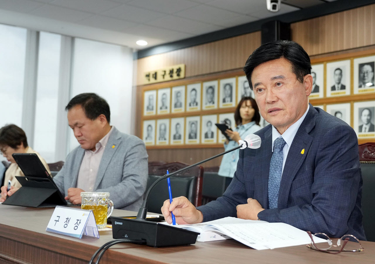 유찬종(오른쪽) 종로구청장이 17일  현장구청장실 주민 건의사항 검토 보고회를 주재하고 있다. (사진=종로구)