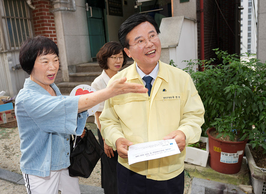 유찬종 종로구청장이 지난 7월 28일 교남동에서 열린 '현장구청장실 및 주민공감대화'에서 주민과 대화하고 있다.
