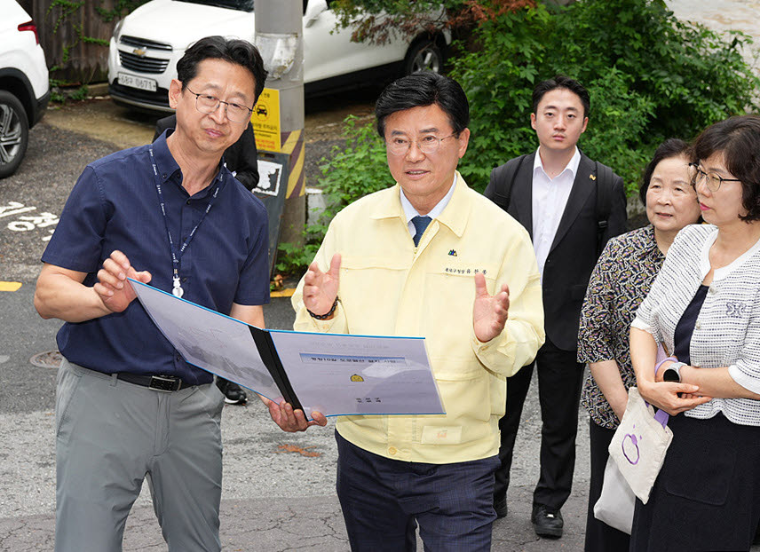 유찬종 종로구청장이 지난 7월 20일 평창동에서 열린 '현장구청장실 및 주민공감대화'에서 관계자와 민원사항을 점검하고 있다.