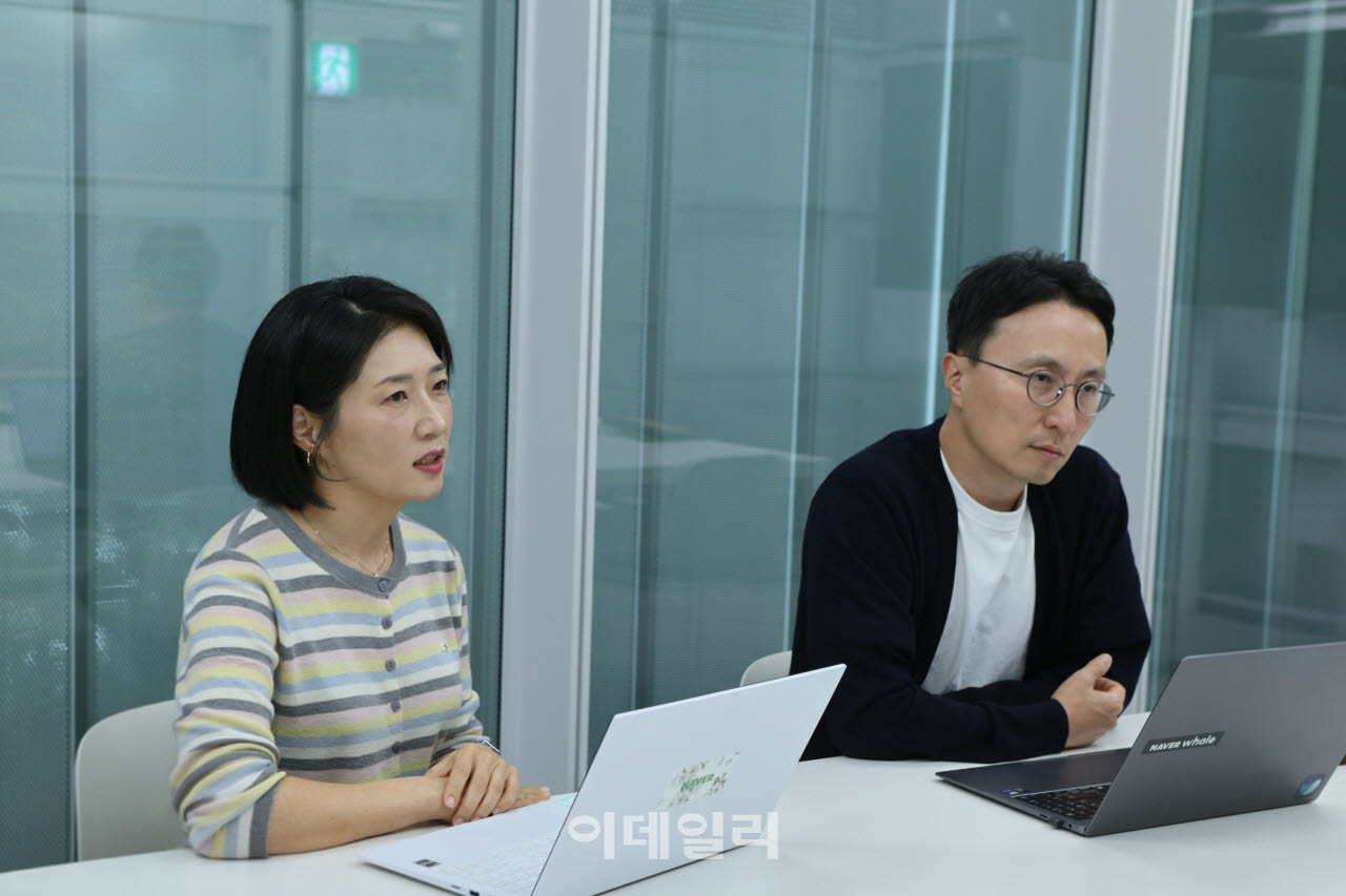 네이버 교육 특화 검색 개편을 주도한 김효(오른쪽) 네이버 교육 리더과 양미승 교육검색 리더가 경기 성남시 네이버 1784 사옥에서 인터뷰를 진행하고 있다.(사진=네이버)