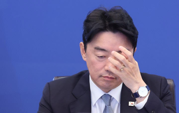 이재명 대통령 발언 듣는 강훈식 비서실장. (사진=연합뉴스)