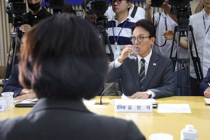 김민석 더불어민주당 대표가 21일 오전 경기도 의정부시 경기도북부청사에서 열린 민주당 경기 예산정책협의회에서 추미애 경기도지사의 환영사를 듣던 중 물을 마시고 있다.(사진=연합뉴스)