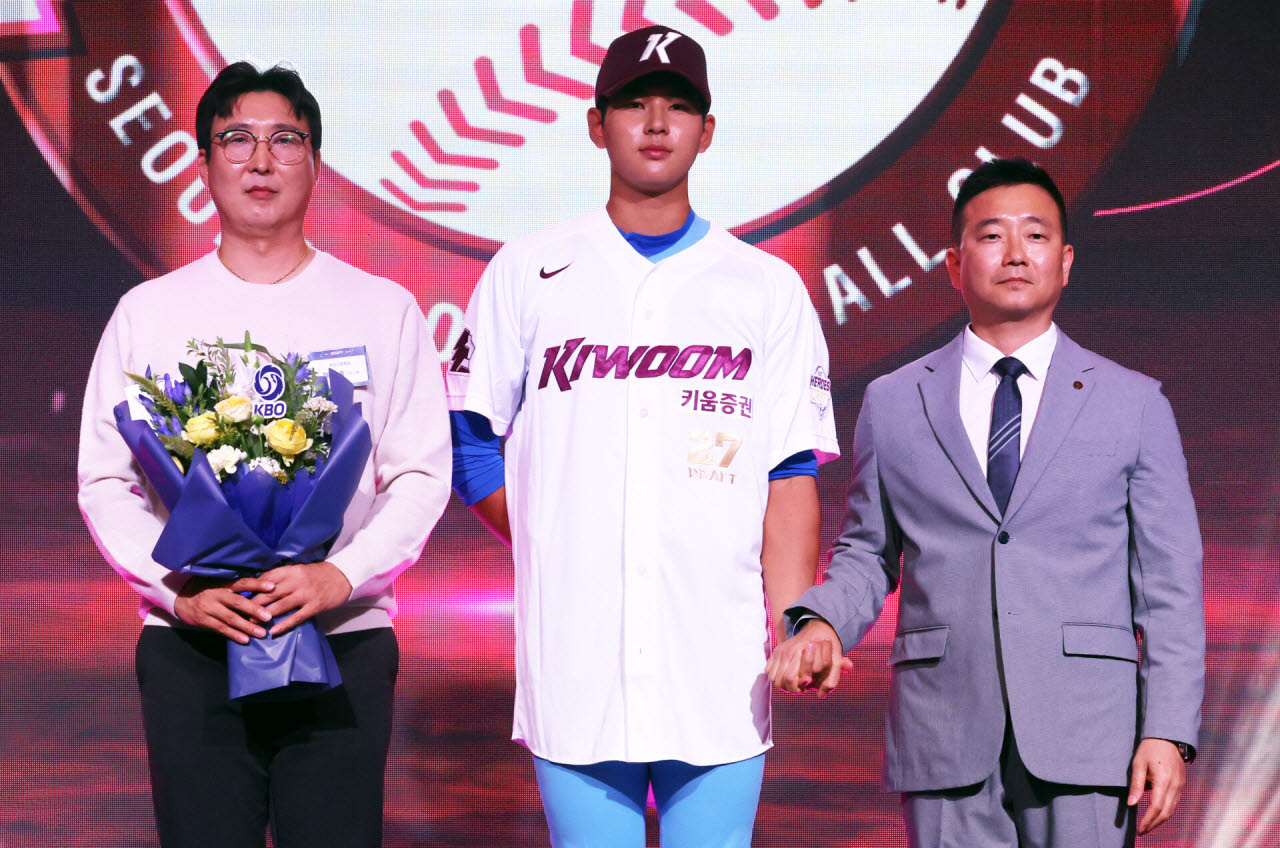 21일 오후 서울 송파구 롯데호텔 월드 크리스탈볼룸에서 열린 2027 KBO 신인 드래프트, 전체 1순위 지명권을 보유한 키움 허승필 단장이 부산고 좌완투수 하현승을 지명한 후 기념촬영을 하고 있다. 사진=연합뉴스