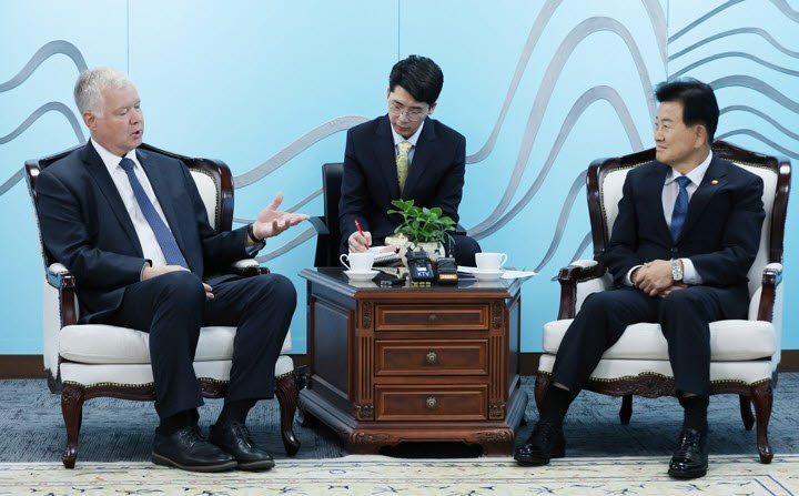 정동영 통일부 장관이 21일 서울 종로구 정부서울청사 집무실에서 예방한 스티븐 비건 전 미국 국무부 부장관과 만나 대화하고 있다. [연합뉴스 제공]