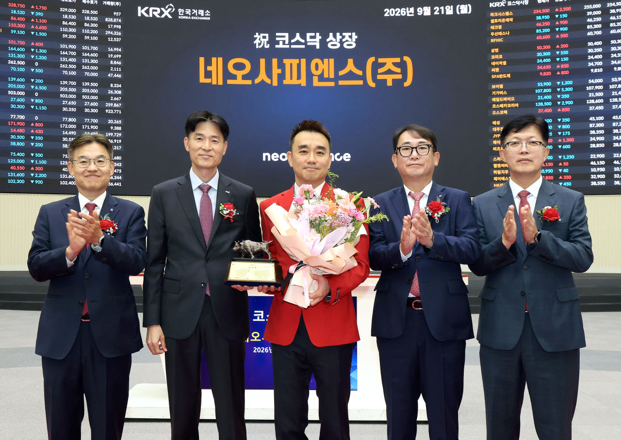한국거래소 코스닥시장본부가 21일 서울사옥 홍보관에서 네오사피엔스의 코스닥 상장기념식을 개최했다. 왼쪽부터 박종식 한국IR협의회 부회장, 민경욱 한국거래소 코스닥시장본부장, 김태수 네오사피엔스 대표이사, 진승욱 대신증권 대표이사, 안승근 코스닥협회 부회장. (사진=한국거래소)