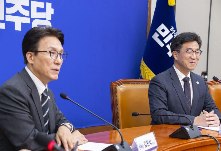 더불어민주당 김민석 대표가 21일 국회에서 취임 인사차 방문한 기본소득당 오준호 대표에게 인사말을 하고 있다. (사진=연합뉴스)