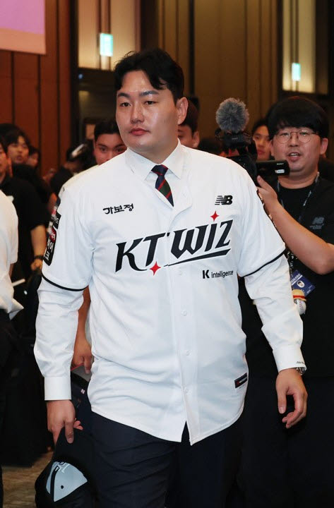 21일 서울 롯데호텔 월드에서 열린 2027 KBO 신인 드래프트. 2라운드에서 KT위즈의 지명을 받은 최지만이 유니폼을 입고 무대 위로 걸어가고 있다. 사진=연합뉴스
