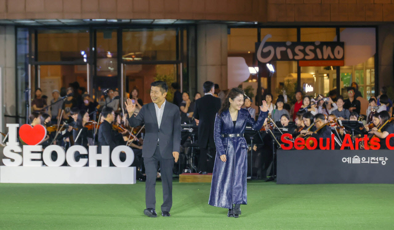 전성수(왼쪽) 서초구청장과 장한나 예술의전당 사장이 18일 예술의전당에서 열린 '연주와 패션이 어우러진 특별한 야외 패션쇼'에 깜짝 출연하고 있다. (사진=서초구)