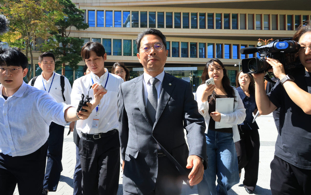김승원 법무부 장관 후보자가 19일 사퇴 기자회견을 마치고 국회 소통관을 나서고 있다.(사진=연합뉴스)
