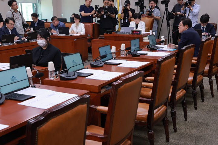 21일 국회 법제사법위원회 전체회의에서 야당 간사인 국민의힘 박형수 의원이 국정감사 증인으로 조희대 대법원장을 채택하는 것과 관련해 의사진행 발언을 하고 있다. 박 간사를 제외한 국민의힘 소속 법사위원들은 조 대법원장 증인 채택에 반대하며 회의에 불참했다. (사진=연합뉴스)