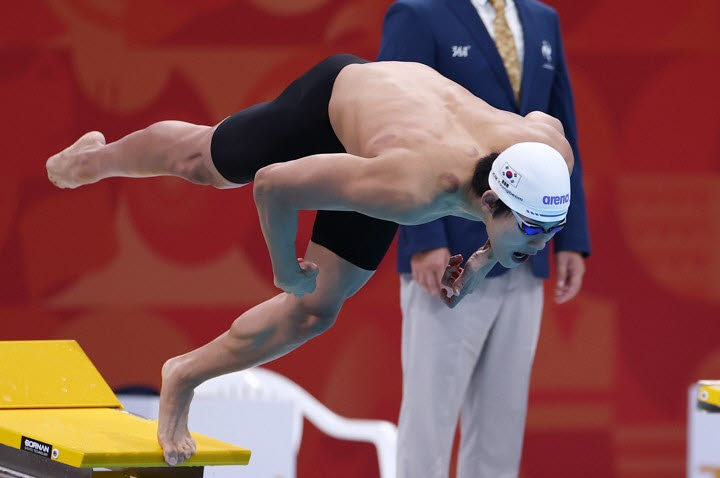 21일 도쿄 아쿠아틱스 센터에서 열린 2026 아이치·나고야 아시안게임 수영 남자 50m 개인 자유형 결승. 금메달을 획득한 한국 김영범이 힘차게 출발하고 있다. 사진=연합뉴스