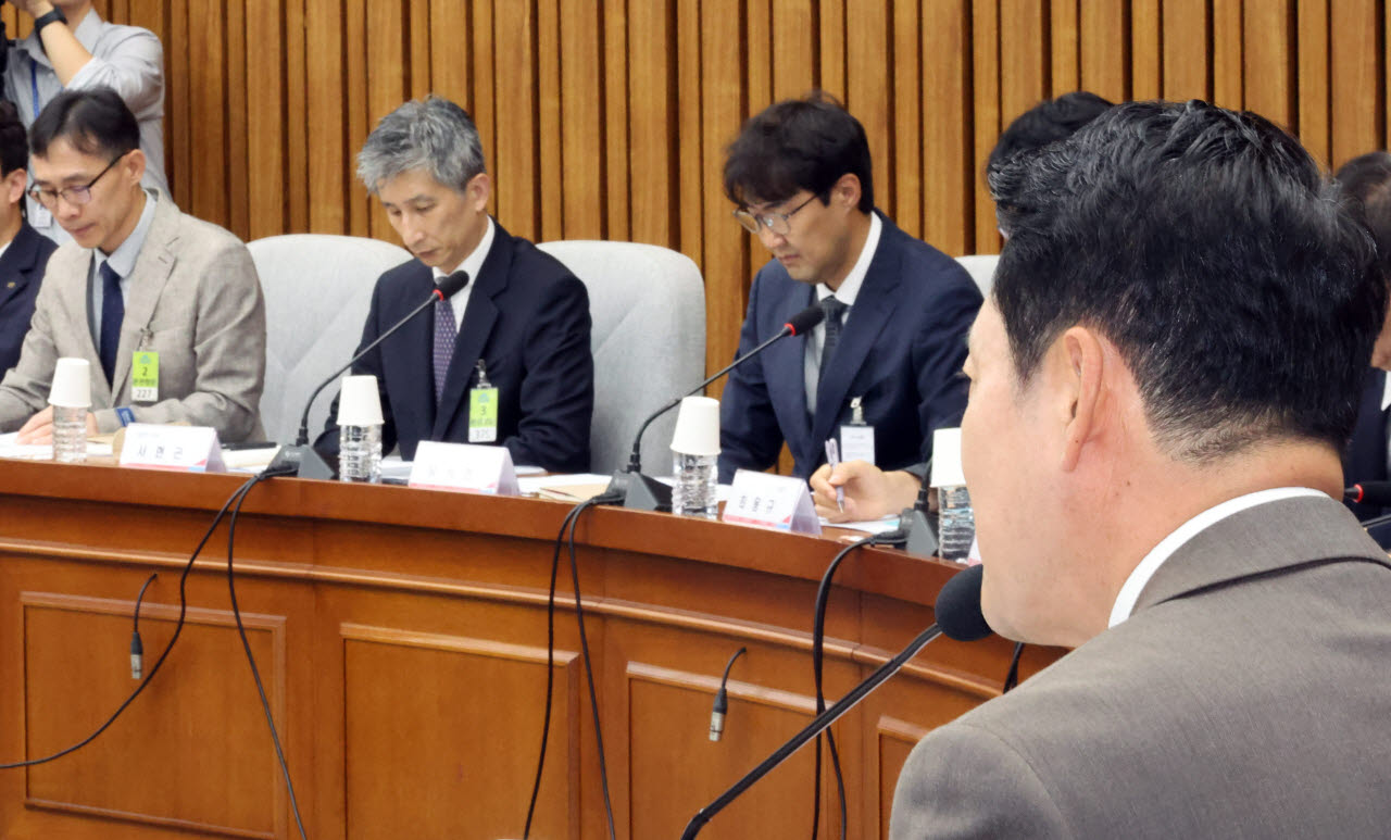 21일 여의도 국회에서 열린 국민의힘의 2027학년도 수시 원서접수 먹통사태 대입공정성과 수험생 보호를 위한 긴급 간담회에서 유웨이 관계자들이 장동혁 국민의힘 대표의 발언을 듣고 있다. (사진=뉴시스)