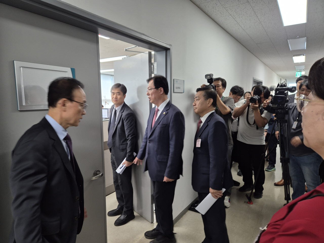 이만희 국회 보건복지위원장 등 국민의힘 보건복지위원회 소속 의원들이 제넨셀 임상시험계획(IND)을 담당했던 부서를 찾아 당시 승인 과정 등에 대한 설명을 듣기 위해 식품의약품안전처 임상정책과를 방문하고 있다. (사진=김새미 기자)