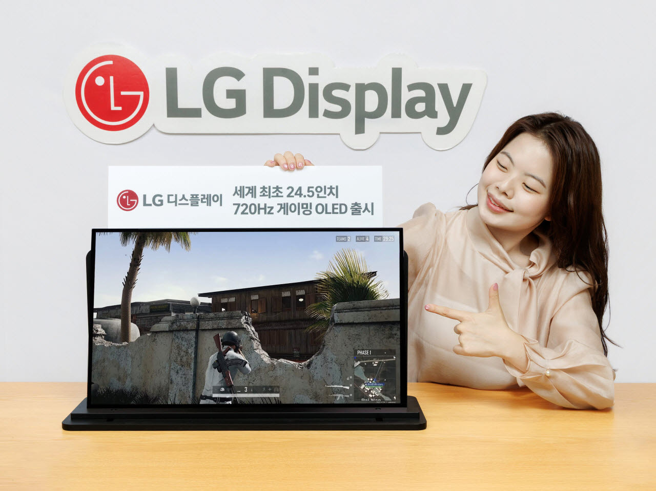 LG디스플레이 직원이 '24.5인치 720Hz 게이밍 OLED' 패널을 소개하고 있다. (사진=LG전자)