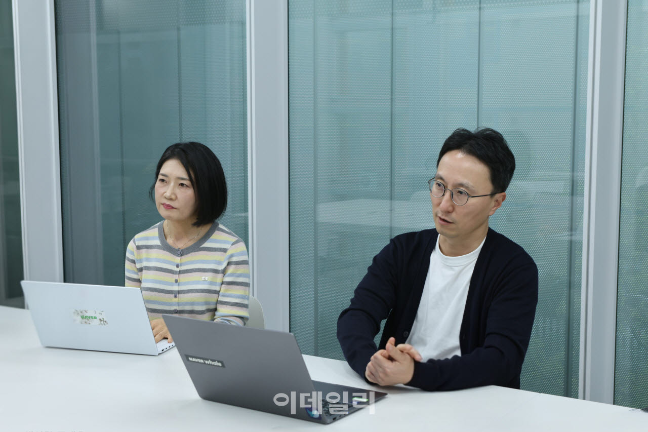 네이버 교육 특화 검색 개편을 주도한 김효(오른쪽) 네이버 교육 리더과 양미승 교육검색 리더가 경기 성남시 네이버 1784 사옥에서 인터뷰를 진행하고 있다.(사진=네이버)
