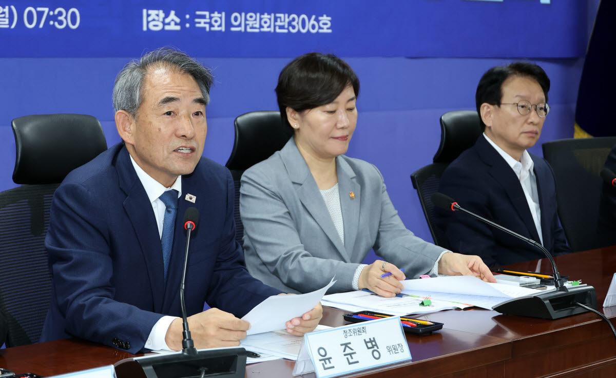 국회 농해수위 더불어민주당 윤준병 정조위원장(왼쪽 첫 번째)이 21일 국회 의원회관에서 열린 농지 전수조사 추진 방향 당정 협의에서 발언하고 있다. (사진=연합뉴스)