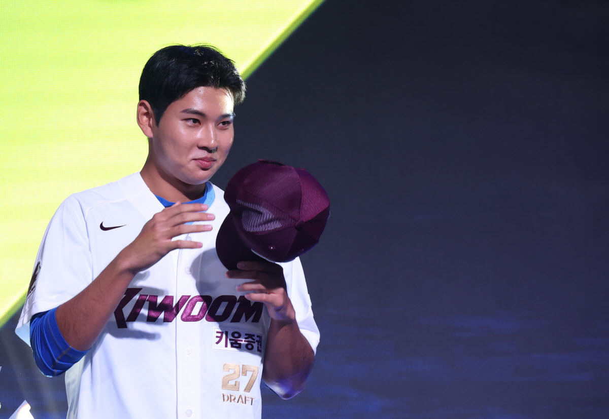 21일 서울 롯데호텔 월드에서 열린 2027 KBO 신인 드래프트. 전체 1순위로 키움 히어로즈의 지명을 받은 부산고 하현승이 유니폼을 입고 미소를 짓고 있다. 사진=연합뉴스