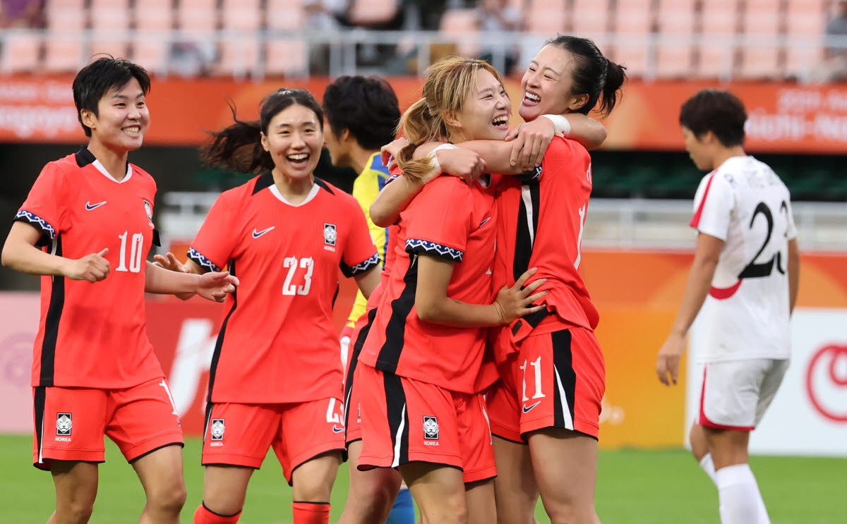 동점골 환호하는 한국여자축구팀.(사진=연합뉴스)