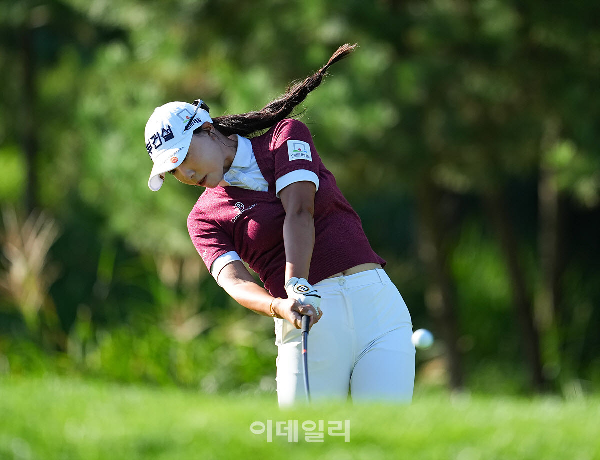 [이데일리 골프IN(대부도)=조원범 기자]20일 경기도 안산에 위치한 더헤븐 컨트리클럽(파72ㅣ6,819야드)에서 ‘하나금융그룹 챔피언십’(총상금 15억 원 우승상금 2억 7천만 원)최종라운드가 열린 가운데 문정민이 1번홀에서 경기를 치르고 있다.