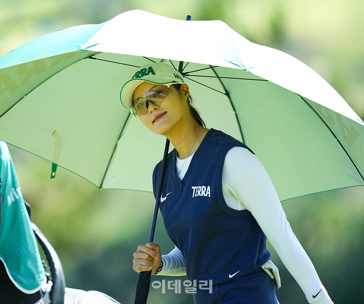 [이데일리 골프IN(대부도)=조원범 기자]20일 경기도 안산에 위치한 더헤븐 컨트리클럽(파72ㅣ6,819야드)에서 ‘하나금융그룹 챔피언십’(총상금 15억 원 우승상금 2억 7천만 원)최종라운드가 열린 가운데 김민별(하이트진로)이 1번홀에서 경기를 치르고 있다.